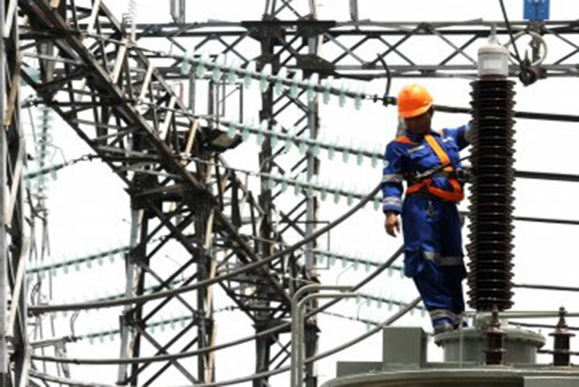 Petugas memeriksa jaringan listrik di Gardu Induk Tangerang Baru, Banten, Kamis (9/2). (Republika/Wihdan Hidayat)