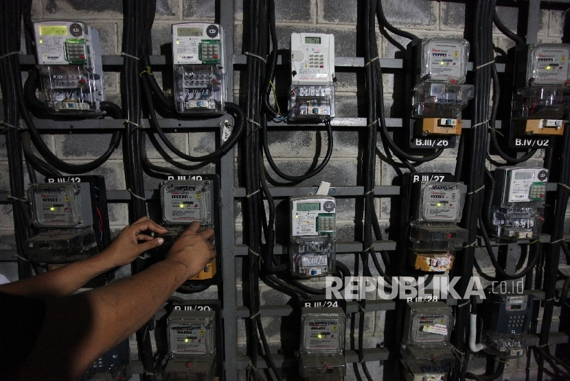  Petugas memeriksa jaringan listrik di gardu terpadu Rusun Benhill II di Jakarta, Kamis (6/7). 