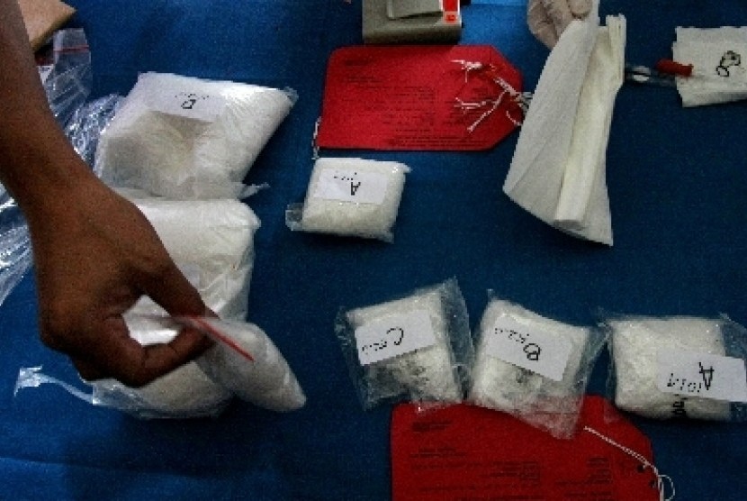 Petugas memeriksa kadar barang bukti narkoba jenis sabu-sabu yang akan dimusnahkan di kantor BNN, Jakarta.  (Foto File)