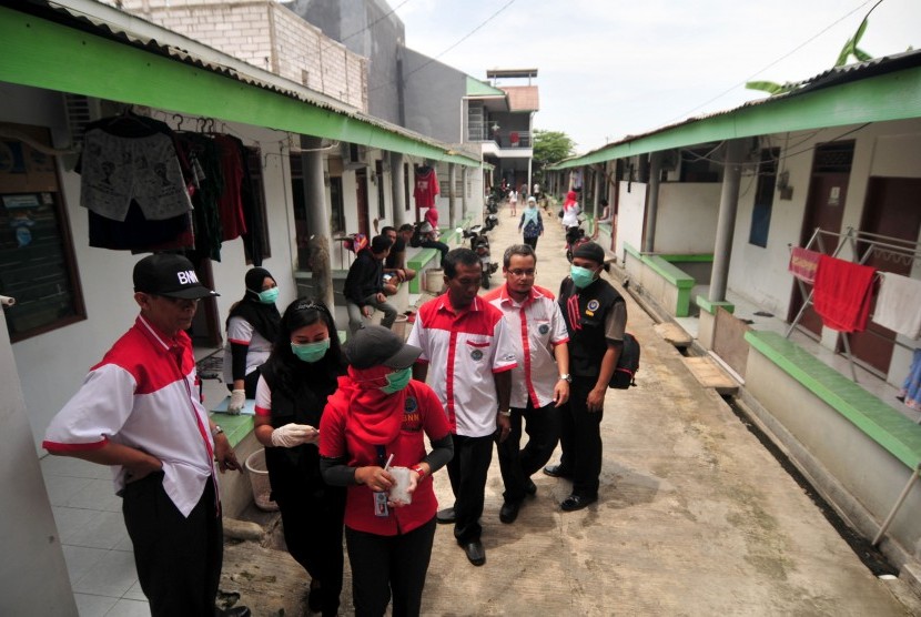 Petugas memeriksa kamar penghuni kos saat razia narkoba dan pemeriksaan urine di salahsatu kos-kosan Tegal, Jawa Tengah, Rabu (16/3).