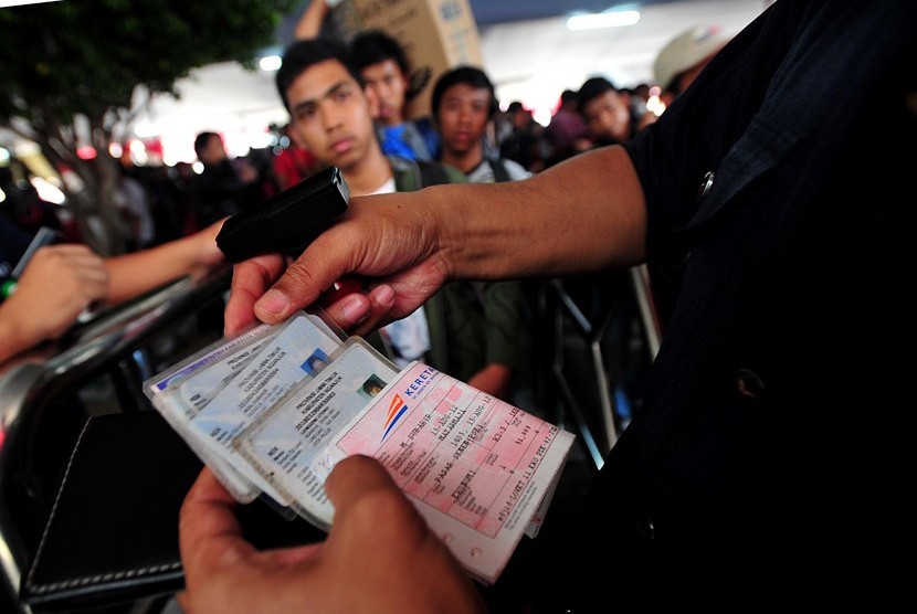 Petugas memeriksa kartu identitas dan tiket calon penumpang KA Mataremaja di Stasiun Senen, Jakarta.  (Edwin Dwi Putranto/Republika)