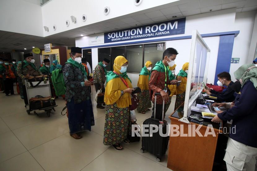 Petugas memeriksa kelengkapan calon jamaah umrah saat memasuki Terminal 2 Bandara Internasional Juanda Surabaya di Sidoarjo, Jawa Timur (ilustrasi).