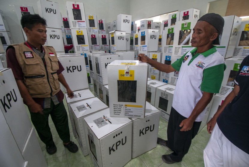 Petugas memeriksa kembali kertas suara di dalam kotak suara pada rekapitulasi tingkat kecamatan di Kantor Kecamatan Tatanga, Palu, Sulawesi Tengah, Jumat (26/4/2019). 
