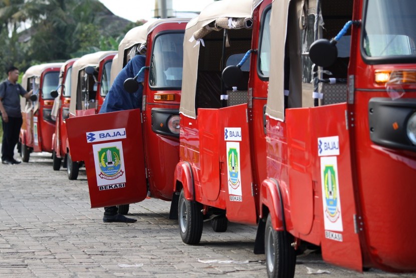 Petugas memeriksa kendaraan angkutan lingkungan Bajaj di Bekasi, Jawa Barat, Senin (17/10). 