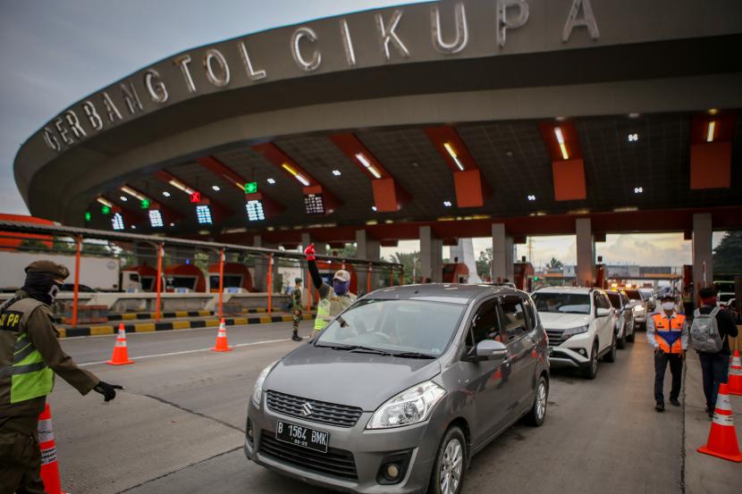 Petugas memeriksa kendaraan di gerbang tol Cikupa, Kabupaten Tangerang, Banten, Rabu (27/5/2020). PT Jasa Marga (Persero) Tbk memprediksi puncak arus balik Hari Raya Idul Adha 2020 akan terjadi hari ini, Ahad (2/8). 