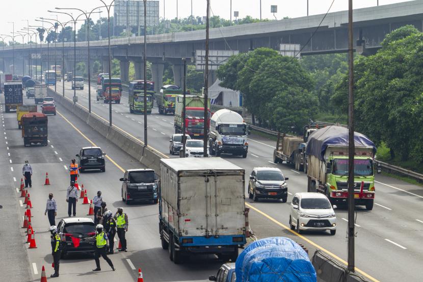 Jalan tol Jakarta - Cikampek. Perkerasan jalan akan dilakukan di dua titik ruas tol Jakarta-Cikampek arah Jakarta sepanjang 135 meter mulai Senin. 