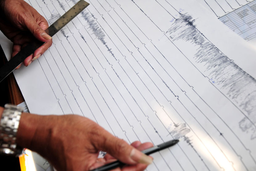  Petugas memeriksa kertas seismograf aktivitas Gunung Slamet di Pos Pengamatan Gunung Api Slamet Desa Gambuhan, Pemalang, Jateng, Rabu (17/9).  (Antara/Oky Lukmansyah)