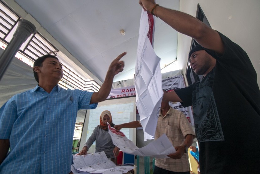 Petugas memeriksa kertas suara pada rekapitulasi tingkat kecamatan di Kantor Kecamatan Tatanga, Palu, Sulawesi Tengah, Jumat (26/4/2019).