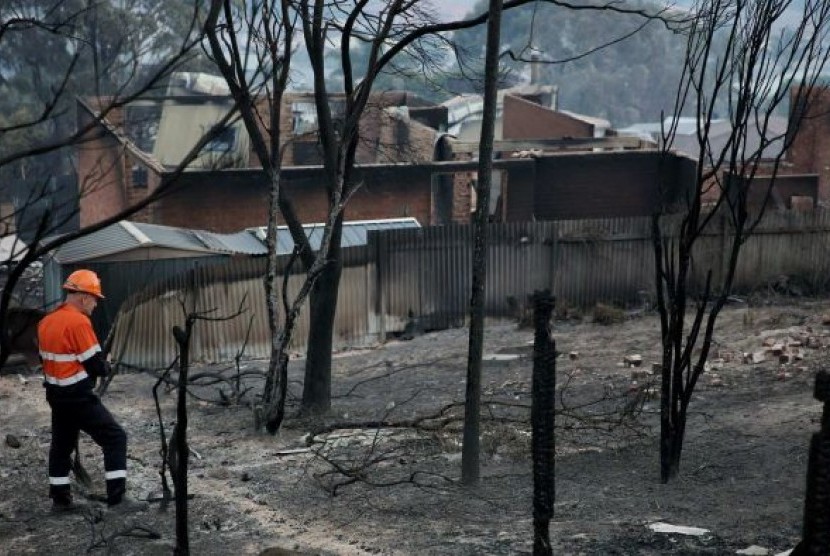 Petugas memeriksa kerusakan akibatan kebakaran yang melanda daerah Tathra di New South Wales.