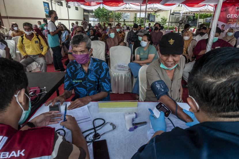 Petugas memeriksa kesehatan lansia calon penerima vaksin di Rangkasbitung, Lebak, Banten, Jumat (11/2/2022). Program vaksinasi booster COVID-19 oleh pemerintah daerah setempat itu untuk 1.000 warga dengan prioritas utama lansia.