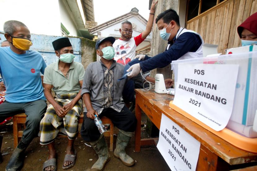 Petugas memeriksa kesehatan warga korban banjir bandang di Desa Rengasjajar, Cigudeg, Kabupaten Bogor, Jawa Barat, Rabu (19/5/2021). Dinas Kesehatan Kabupaten Bogor membuka posko darurat kesehatan gratis di kawasan bencana guna melayani kesehatan korban banjir.