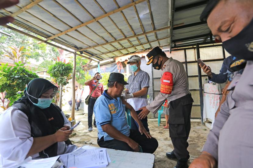 Petugas memeriksa kesehatan warga sebelum diberi vaksin COVID-19 saat Grebeg Vaksin dari rumah ke rumah di Losarang, Indramayu, Jawa Barat, Rabu (8/12/2021). Grebeg Vaksin yang dilaksanakan Puskesmas dan Polsek Losarang itu untuk mengejar pencapaian target vaksinasi kabupaten hingga 70 persen pada Desember tahun ini.