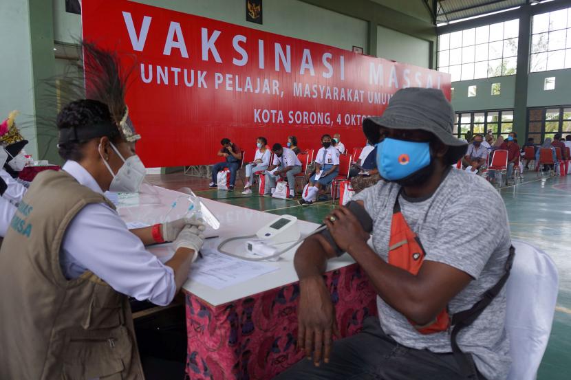 Petugas memeriksa kesehatan warga sebelum menyuntikan vaksin Covid-19 di gedung serba guna Natalyon 762 Vira Yudha Sakti Kota Sorong, Papua Barat, Senin (4/10/2021). Capaian Vaksinasi COVID-19 di wilayah Papua Barat hingga Minggu (3/10/2021) mencapai 30,9 persen dosis pertama dan 19,3 persen dosis kedua dengan total target vaksin 797,402 penduduk Papua Barat.