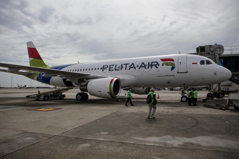 Petugas memeriksa kesiapan pesawat Airbus A320-200 maskapai Pelita Air sebelum melakukan penerbangan perdana di Bandara Soekarno Hatta, Tangerang, Banten, Kamis (28/4/2022). PT Pertamina (Persero) melalui anak usahanya PT Pelita Air Service (PAS) membuka penerbangan perdana dengan pesawat Airbus A320-200 rute reguler dari Bandara Soekarno-Hatta ke Bandara I Gusti Ngurah Rai, Bali dan sebaliknya guna mewujudkan komitmen mendukung pengembangan industri transportasi udara dan memperkuat konektivitas di tanah air dengan melayani penerbangan komersial berjadwal (regular flight).