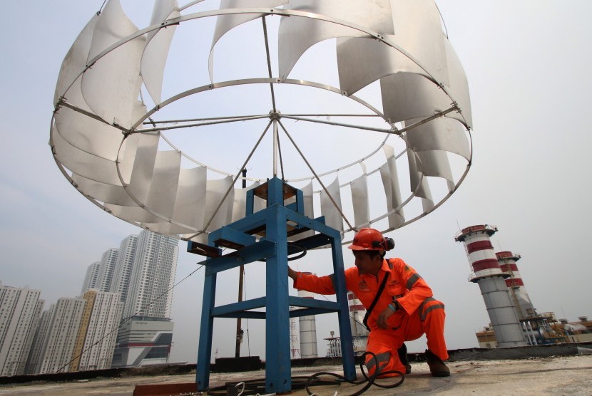 Petugas memeriksa kincir angin pada Pembangkit Listrik Tenaga Angin (PLTB) di Jakarta, Jumat (11/11).