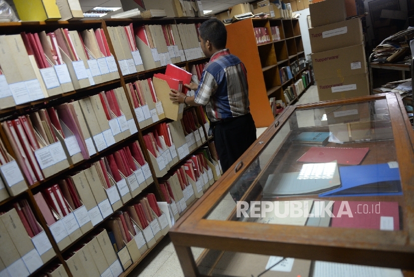 Petugas memeriksa koleksi arsip dan buku di Pusat Dokumentasi Sastra (PDS) H.B. Jassin, Komplek TIM, Jakarta, Selasa (17/5). (Republika/ Wihdan)