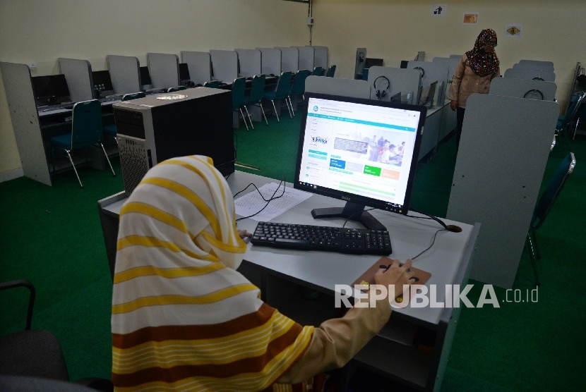  Petugas memeriksa komputer untuk Ujian Nasional Berbasis Komputer (UNBK) di Madrasah Aliyah Negeri (MAN) 9, Jakarta, Rabu ( 8/3).