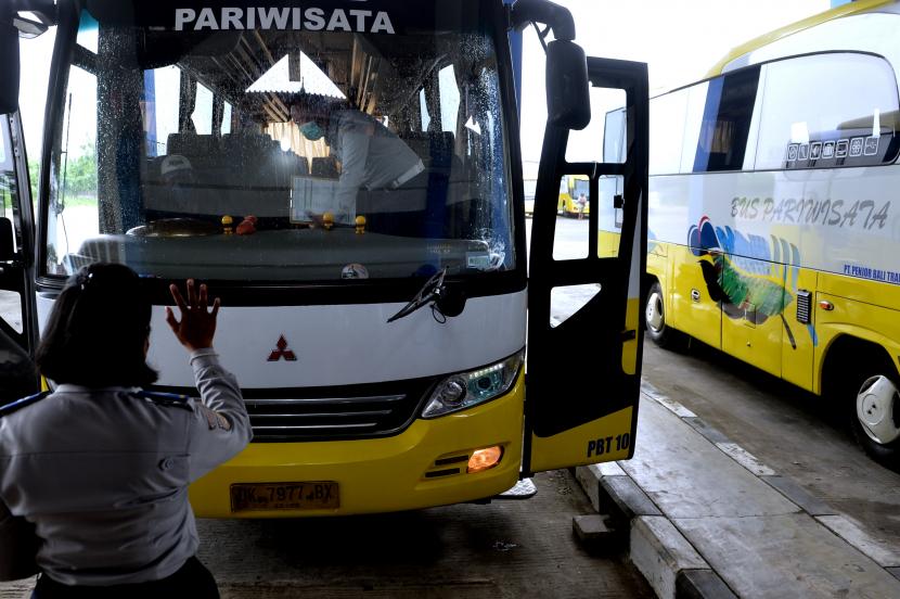 Petugas memeriksa kondisi bus pariwisata saat melakukan pemeriksaan kelaikan kendaraan (ramp check). Kemenhub terus melakukan evaluasi dan pembekuan izin angkutan pariwisata yang nakal.