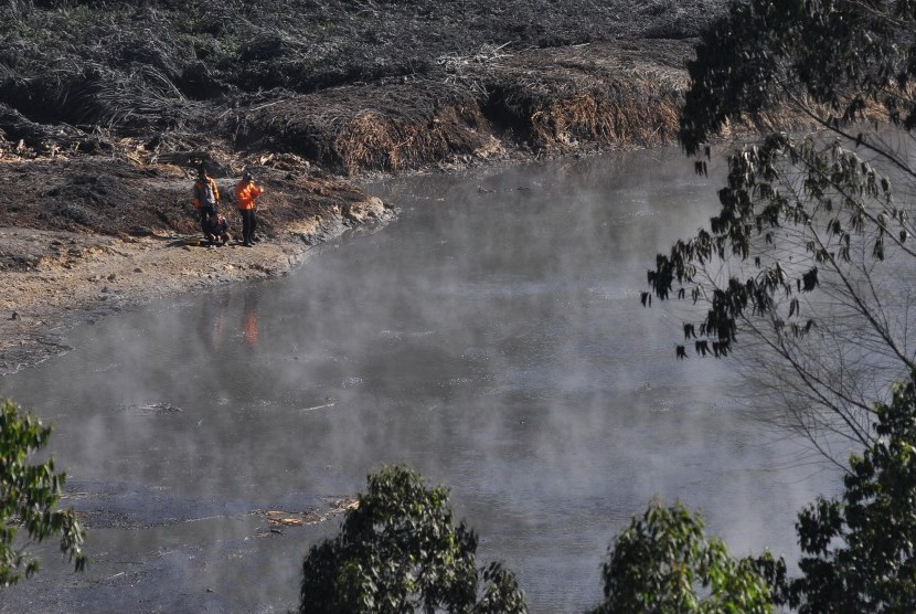 Petugas memeriksa kondisi di sekitar kawah Sileri di kawasan dataran tinggi Dieng Desa Kepakisan, Batur, Banjarnegara, Jateng. 