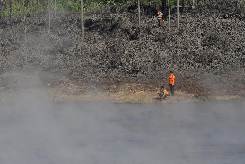 Petugas memeriksa kondisi di sekitar kawah Sileri pasca letusan Freatik di kawasan dataran tinggi Dieng Desa Kepakisan, Batur, Banjarnegara, Jateng, Rabu (5/7). 
