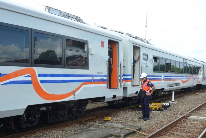 Petugas memeriksa kondisi kereta kelas ekonomi New Image sebelum dikirim di Stasiun Besar Madiun, Jatim, Kamis (30/6). 