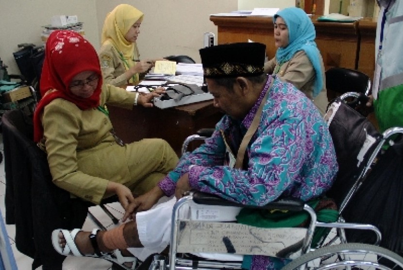 Petugas memeriksa kondisi kesehatan calon jamaah haji kloter 4 saat tiba di Asrama haji Embarkasi Bekasi, Jawa Barat.