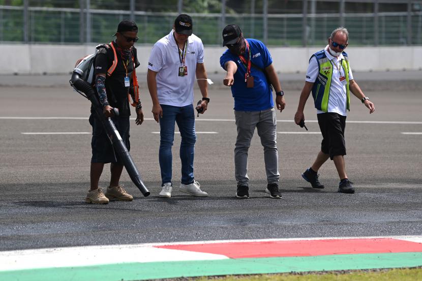 Petugas memeriksa kondisi lintasan saat sesi tes pramusim MotoGP 2022 di Pertamina Mandalika International Street Circuit, Lombok Tengah, NTB, Jumat (11/2/2022). Sesi tes pramusim di sirkuit Mandalika tersebut akan berlangsung hingga Minggu (13/2/2022).