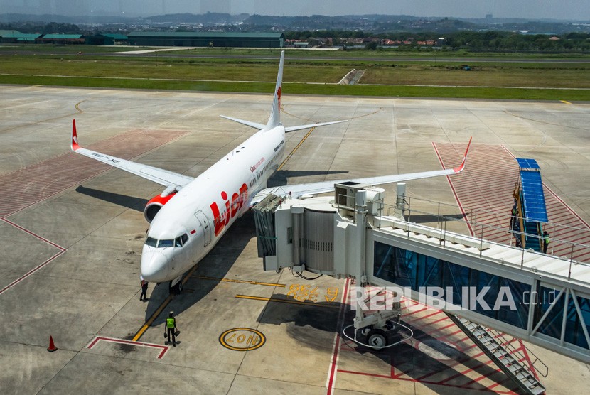 Petugas memeriksa kondisi pesawat terbang jenis Boeing 737 milik maskapai penerbanganLion Air sebelum terbang di Bandara Internasional Jenderal Ahmad Yani, Semarang, Jawa Tengah (ilustrasi).