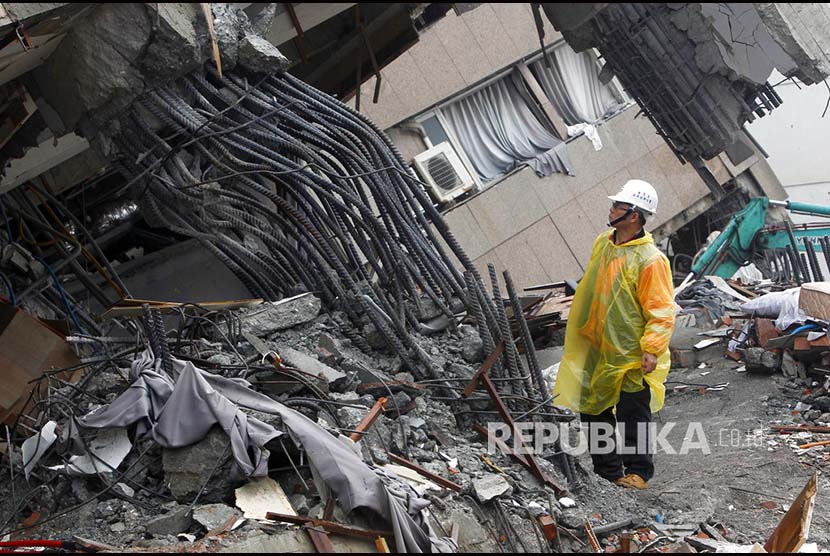 Petugas memeriksa kondisi reruntuhan di tengah upaya evakuasi korban gempa di Hualien, Taiwan Timur.