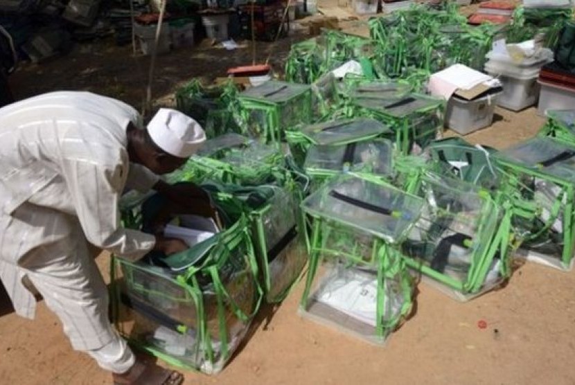 Petugas memeriksa kotak suara dalam pemilihan umum Nigeria yang berlangsung Sabtu (28/3) hingga Ahad (29/3)