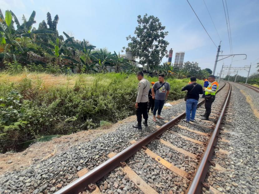Petugas memeriksa lokasi kejadian seorang lansia tertabrak kereta api di Karanganyar, Sabtu (15/7/2023).