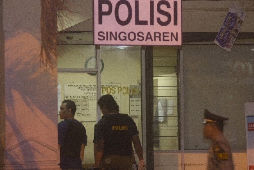 Petugas memeriksa lokasi penembakan Pos Polisi Singosaren Plaza, Solo, Jateng, Kamis (30/8) malam. 