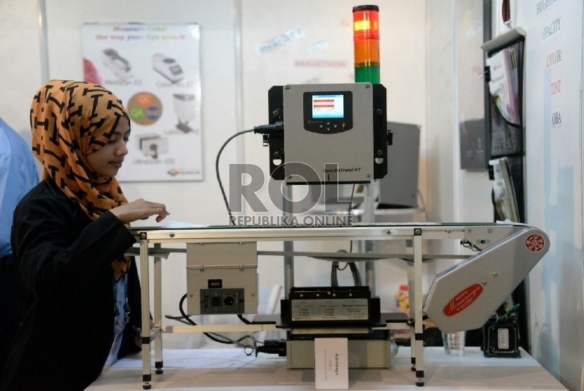 Petugas memeriksa mesin dalam pameran industri kertas Asia Paper Jakarta 2015 di JIExpo Kemayoran, Jakarta, Rabu (29/4). (Republika/Prayogi)