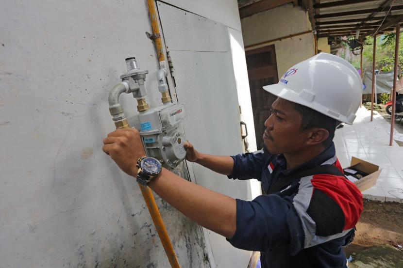 Petugas memeriksa meteran jaringan gas rumah tangga (ilustrasi)
