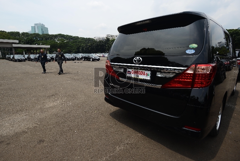 Petugas memeriksa mobil alphard yang dipersiapkan untuk tamu negara saat persiapan pengawalan tamu negara peserta Peringatan ke-60 Konferensi Asia Afrika, di kompleks Gelora Bung Karno, Senayan, Jakarta Selatan, Sabtu (18/4). 