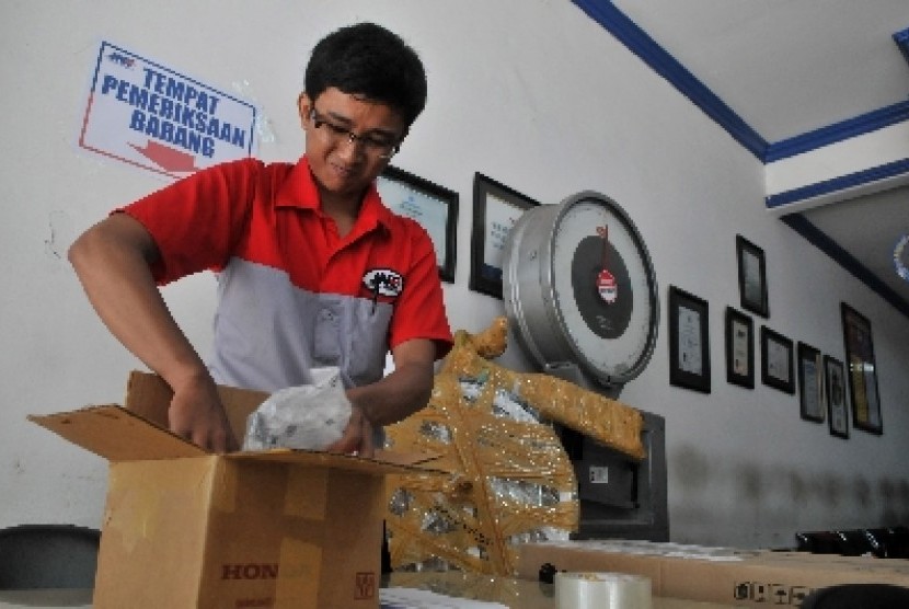 JNE Berminat Jadi Logistik Halal. Foto:  Petugas memeriksa paket yang dikirim di kantor pusat JNE, Tomang, Jakarta Barat.