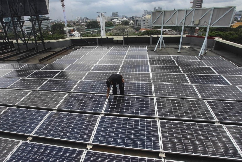 Petugas memeriksa panel surya (Solar Cell) di gedung ESDM, Jakarta, Rabu (2/3).