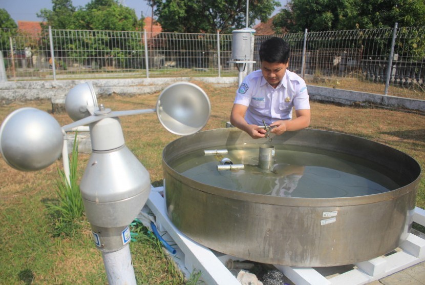 Petugas memeriksa penguapan air di Stasiun Badan Meteorologi Klimatologi dan Geofisika (BMKG) Stasiun Jatiwangi, Majalengka, Jawa Barat, Senin (12/8/2019).