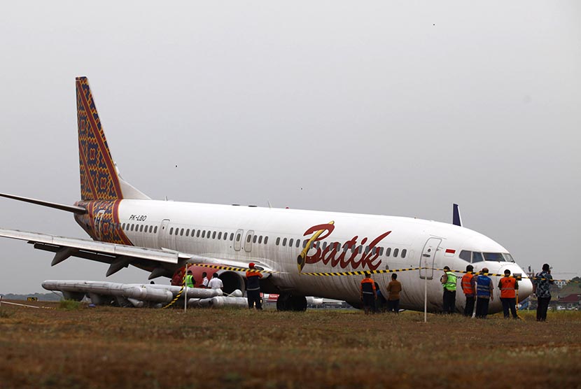 Insiden pesawat Batik Air yang tergelincir di Bandara Adi Sucipto, Yogyakarta, Jumat (6/11).  