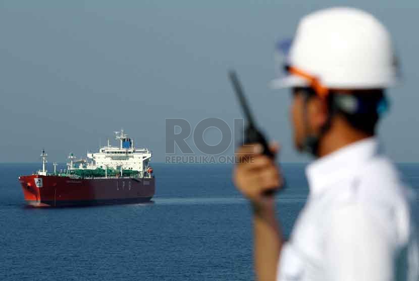 Petugas memeriksa pipa gas di kapal Pertamina Gas 2 di ship to ship (STS) Teluk Kalbut, Situbondo, Jawa Timur, Kamis (9/10).(Republika/ Yasin Habibi)