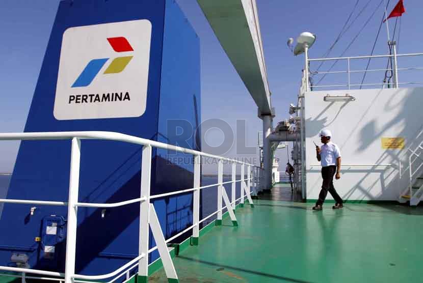 Petugas memeriksa pipa gas di kapal Pertamina Gas 2 di ship to ship (STS) Teluk Kalbut, Situbondo, Jawa Timur, Kamis (9/10).(Republika/ Yasin Habibi)
