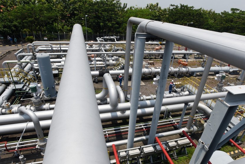 Petugas memeriksa pipa gas di Onshore Receiving Facilities (ORF) milik PT Pertamina Gas di Porong, Sidoarjo, Jawa TImur, Jumat (26/2). 