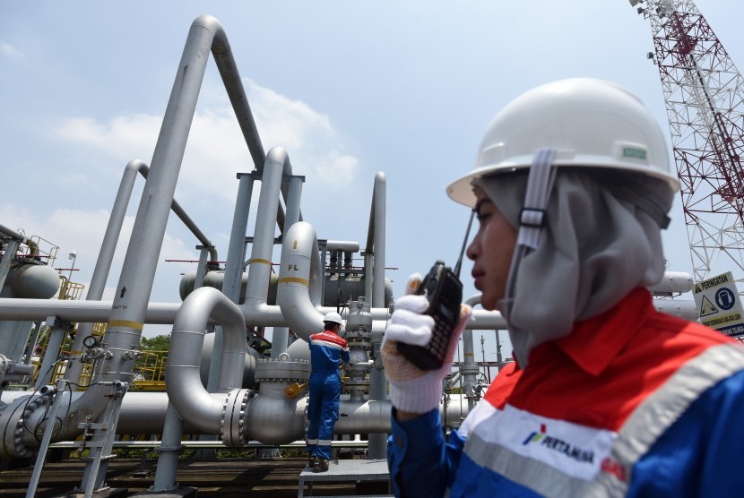 Petugas memeriksa pipa gas di Onshore Receiving Facilities (ORF) milik PT Pertamina Gas di Porong, Sidoarjo, Jawa TImur, Jumat (26/2).