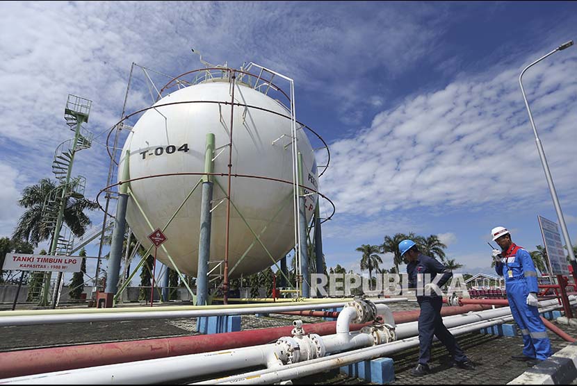 Petugas memeriksa pipa penyaluran gas LPG  di Depot LPG Pulau Layang Plaju Palembang, Sumatera Selatan, Senin (29/5). Memasuki bulan Ramadan Pertamina Marketing Operation Region (MOR) II Sumbagsel menambahkan stok LPG hingga 1.822 MT per hari. 