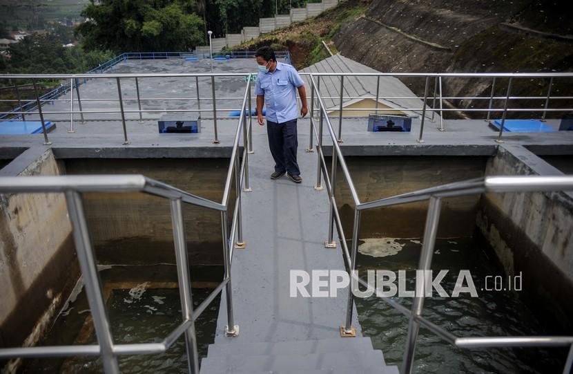 Petugas memeriksa proses penjernihan air (ilustrasi). PT Wika Tirta Jaya mengatakan, produksi SPAM Jatiluhur I sesuai dengan kuota yang ditetapkan. 