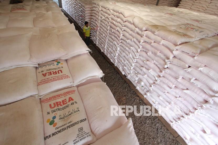 Petugas memeriksa pupuk subsidi yang baru tiba di gudang (ilustrasi).  PT Pupuk Indonesia (Persero) telah menyalurkan sebanyak 6.902.343 ton pupuk bersubsidi kepada petani sampai dengan 21 Oktober 2020. 