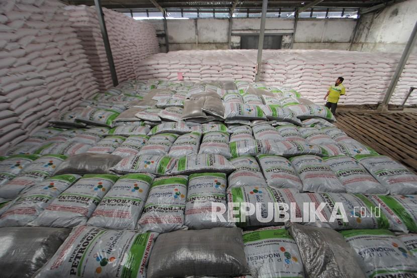 Petugas memeriksa pupuk subsidi yang baru tiba di gudang lini III PT Pupuk Kujang, Jatibarang, Indramayu, Jawa Barat, Senin (7/9/2020). Kementan akan menambah alokasi subsidi pupuk yang mencapai volume satu juta ton dengan anggaran sebesar Rp3,14 triliun untuk memenuhi kebutuhan pupuk subsidi di Indonesia. 