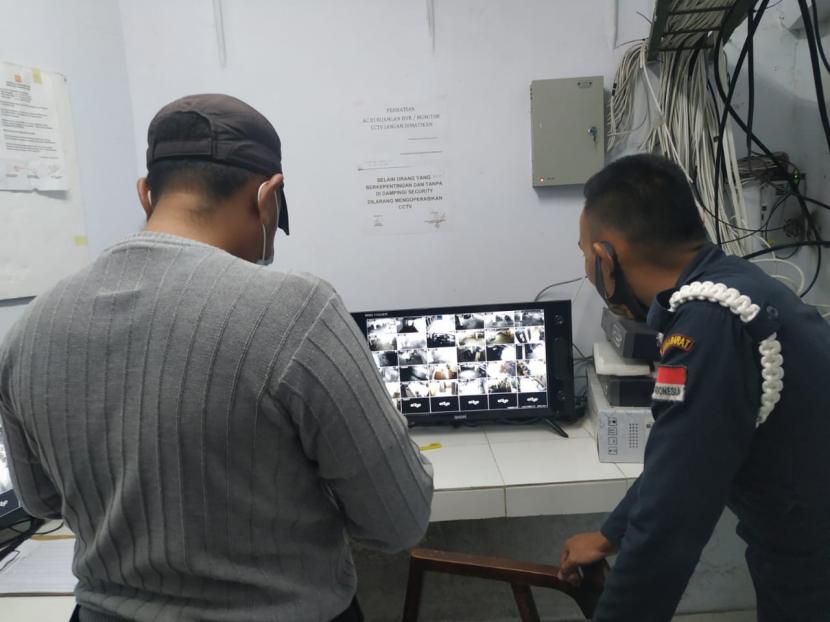 Petugas memeriksa rekaman CCTV di hotel Grand Metro Tasikmalaya, Senin (25/1) malam. Sebelumnya, CCTV di hotel tersebut merekam dua remaja yang berbuat mesum di Taman Dadaha, Kota Tasikmalaya.