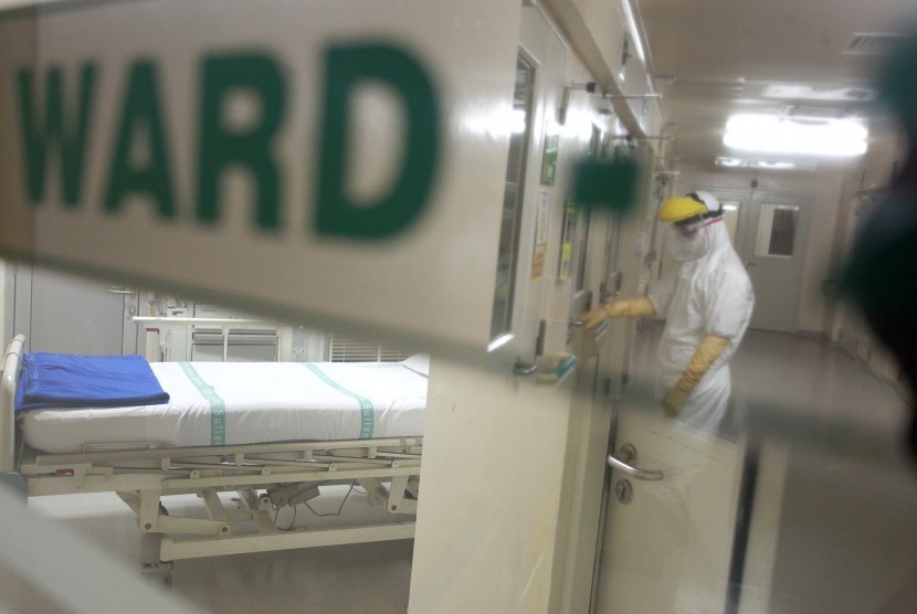 Petugas memeriksa ruangan isolasi yang digunakan untuk perawatan pasien di Rumah Sakit Penyakit Infeksi (RSPI) Sulianti Saroso, Jakarta. Menghadapi pandemi Covid-19, saat bertugas para perawat menggunakan pita hitam.