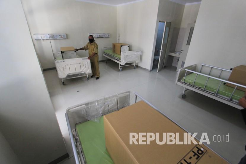 Petugas memeriksa ruangan rawat inap yang akan digunakan untuk tempat karantina di Indramayu, Jawa Barat, ilustrasi